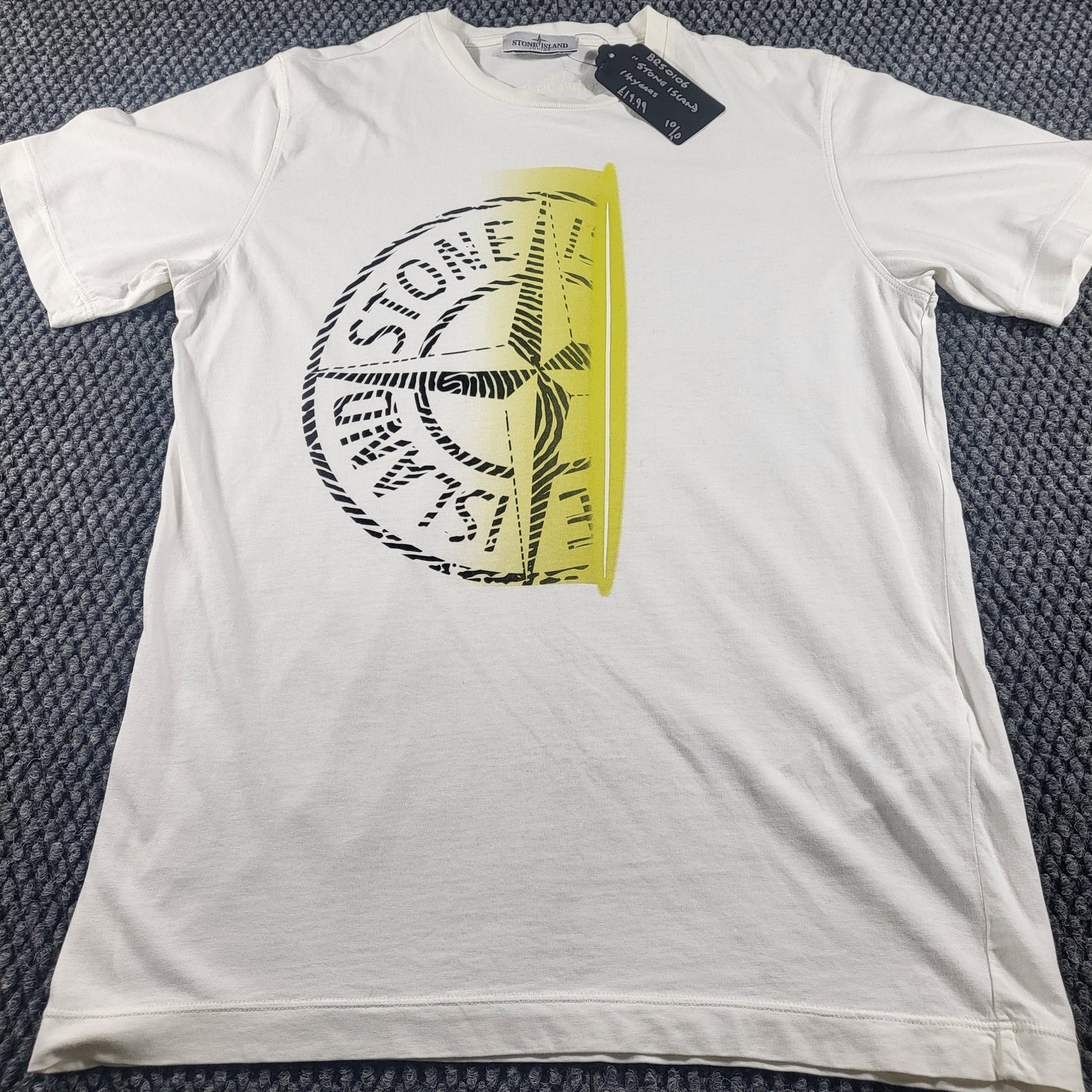 Stone Island T-Shirt ( half a Stone Island logo front) - Gentlemens Resale