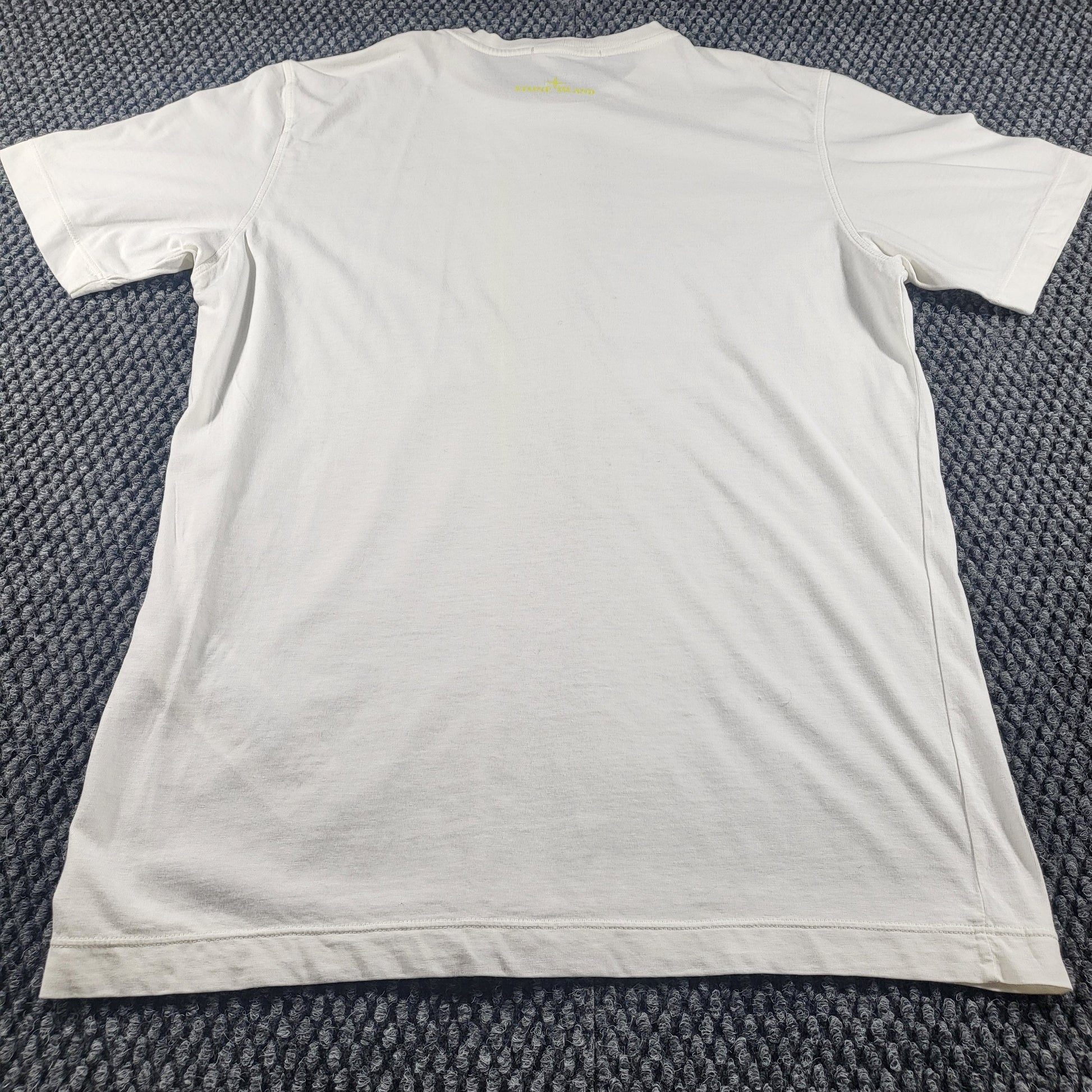 Stone Island T-Shirt ( half a Stone Island logo front) - Gentlemens Resale