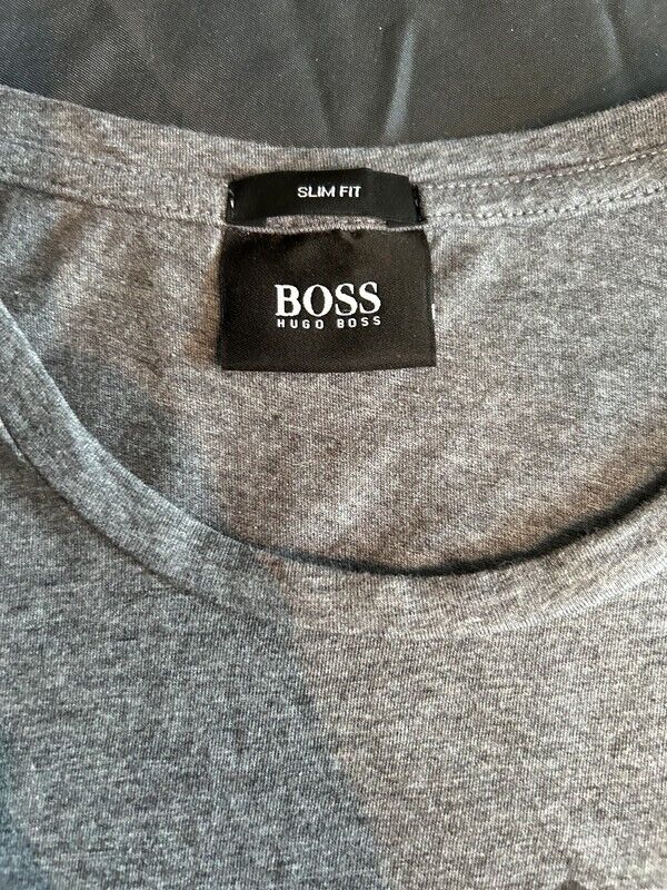 Pre-Loved - Hugo Boss Slim Fit T-Shirt with dark grey geometric design (PL324)
